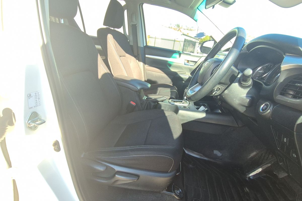 Hilux 4x4 SR5 2.8L T Diesel Automatic Double Cab C/C 2L70360 001