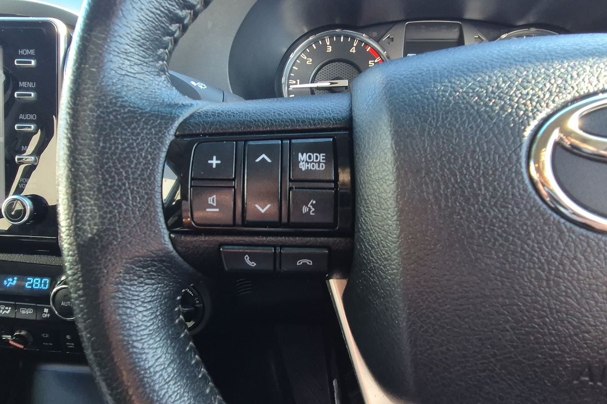 Hilux 4x4 SR5 2.8L T Diesel Automatic Double Cab C/C 2L70360 001