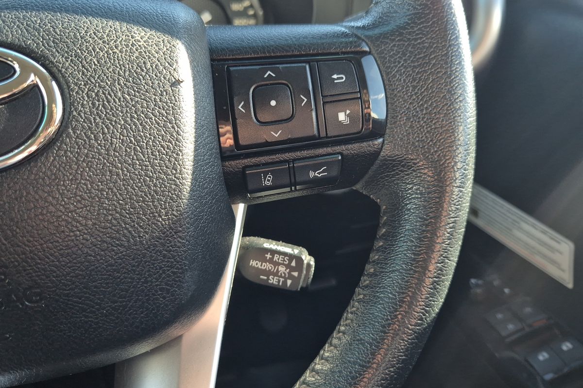 Hilux 4x4 SR5 2.8L T Diesel Automatic Double Cab C/C 2L70360 001