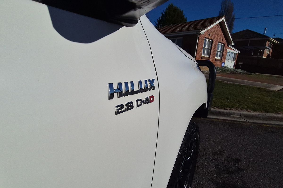 Hilux 4x4 SR5 2.8L T Diesel Automatic Double Cab C/C 2L70360 001