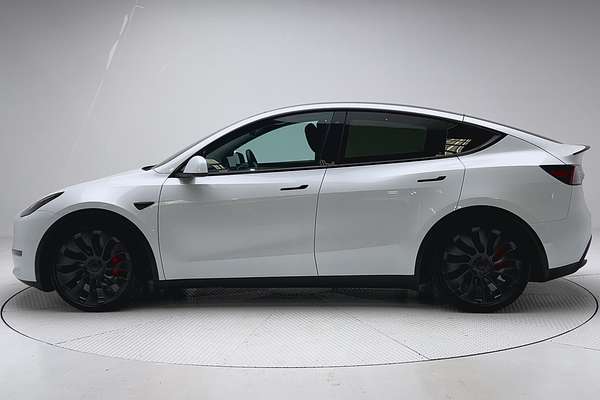 2023 Tesla Model Y Performance thumb-4