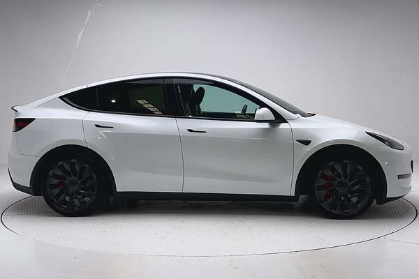 2023 Tesla Model Y Performance thumb-8