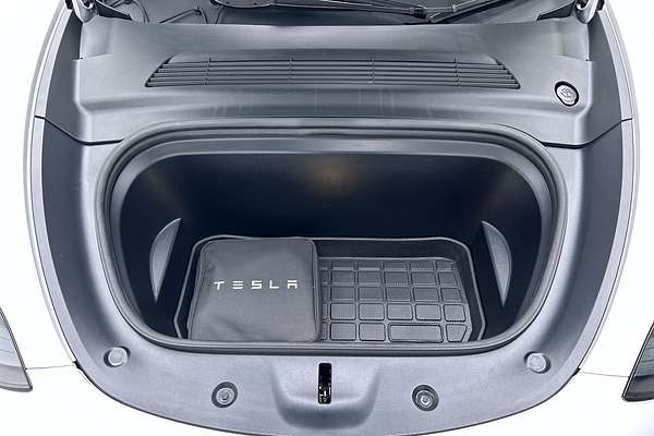 2023 Tesla Model Y Performance thumb-11