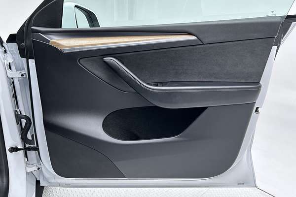 2023 Tesla Model Y Performance thumb-19