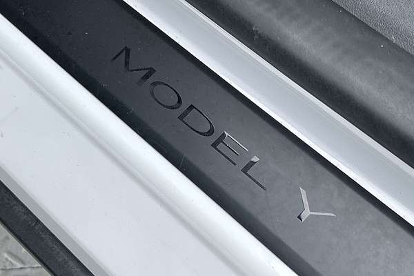 2023 Tesla Model Y Performance thumb-22