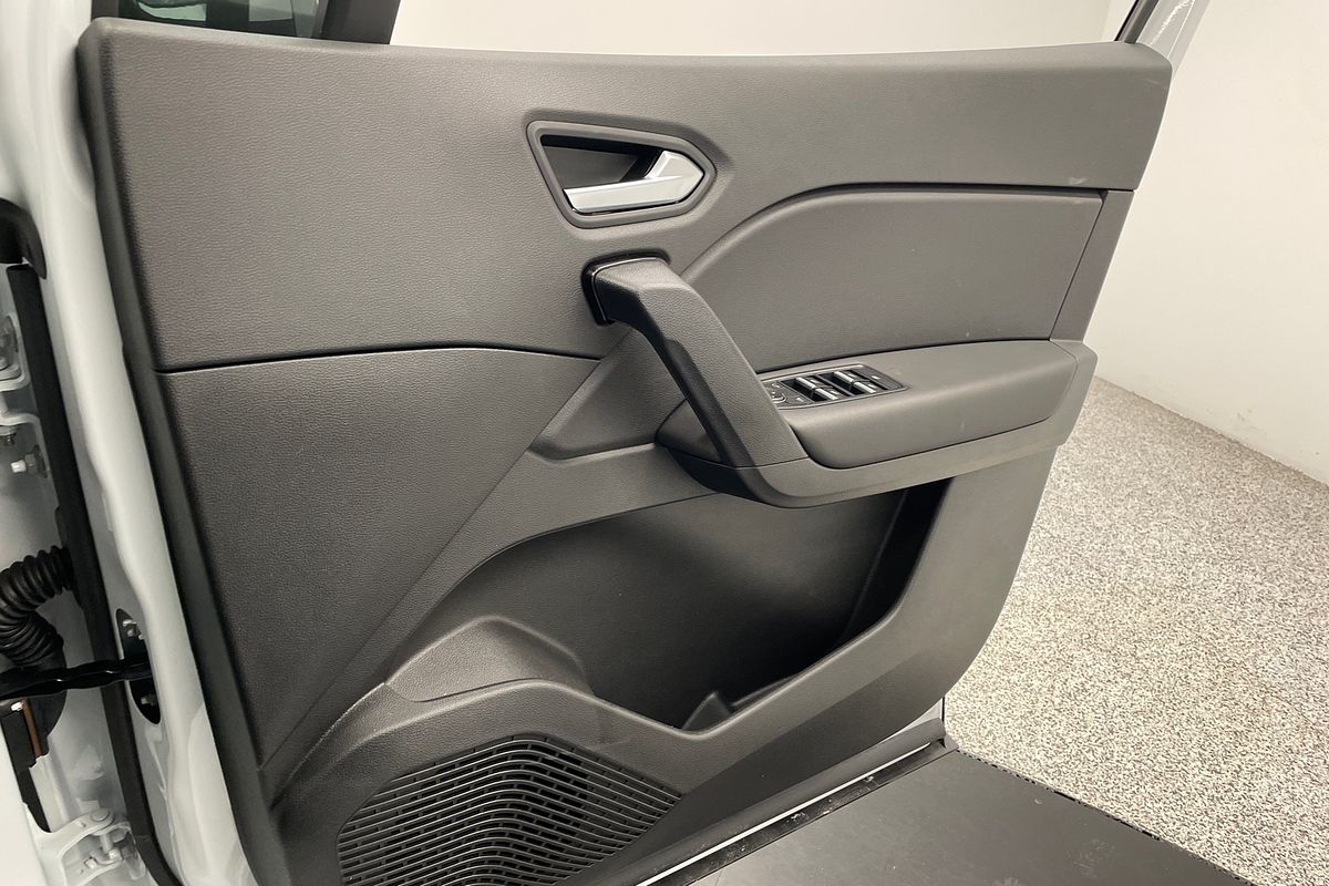 2025 Mitsubishi XE