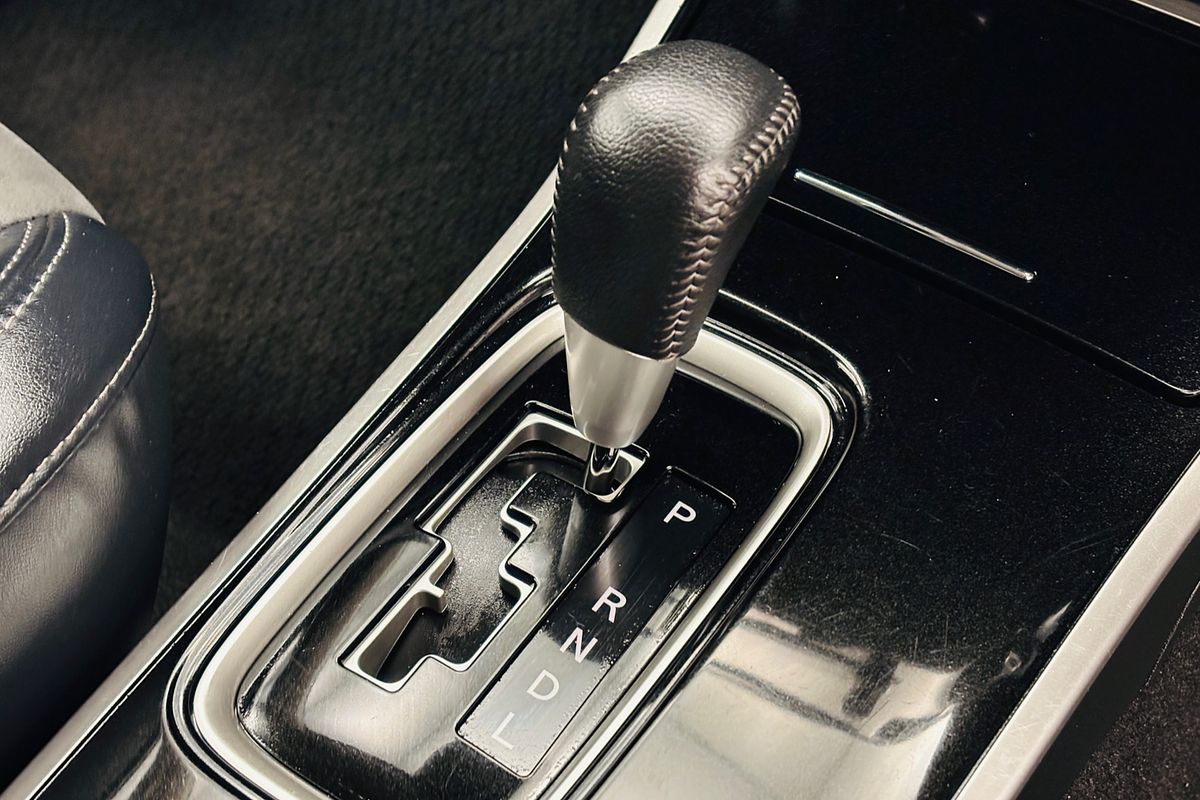 2020 Mitsubishi ZL Outlander LS 2.2L DIE 6AT AWD 7S