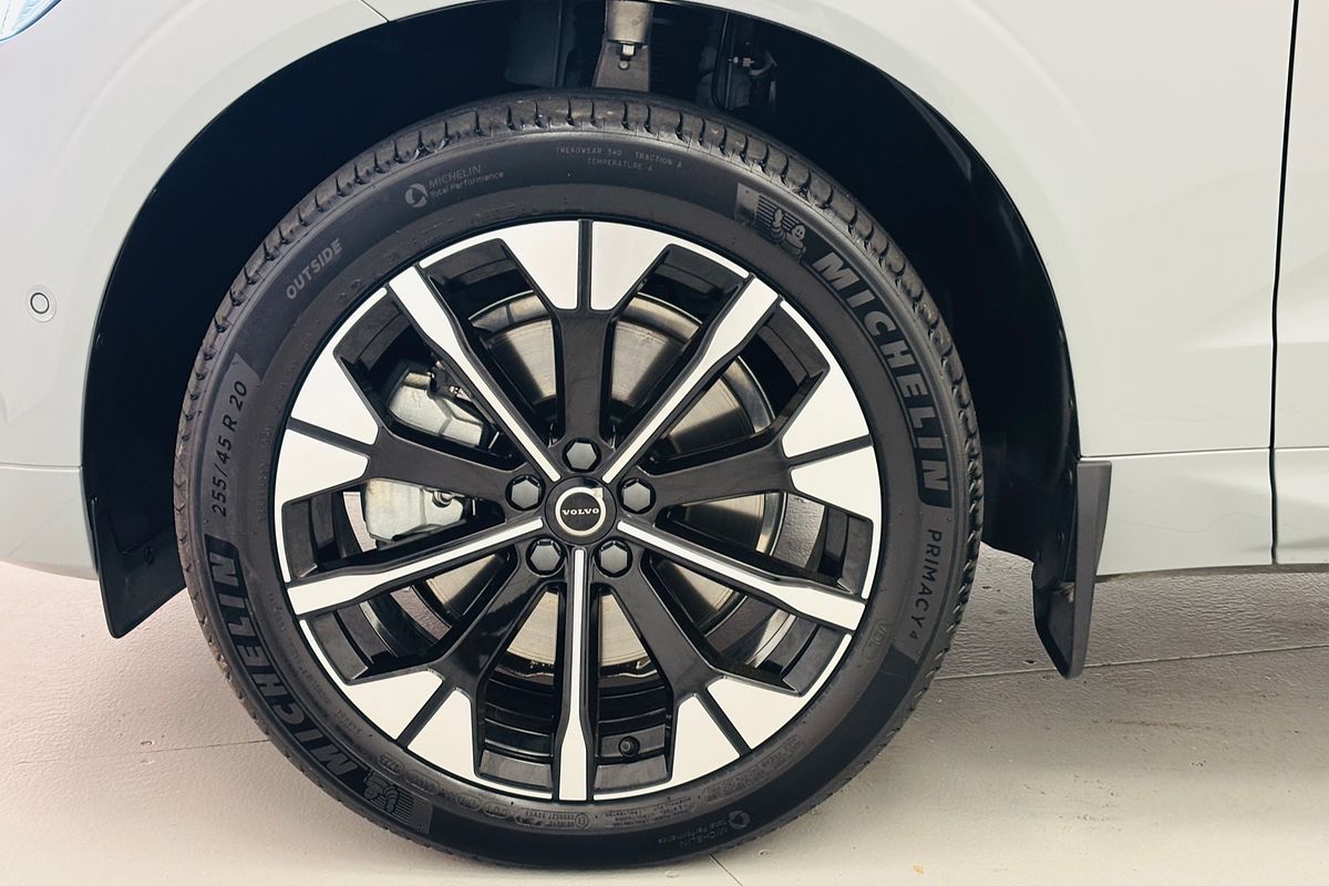 XC60 UZ MY26 Ultra B5 Dark Wagon 5dr Spts Auto 8sp AWD 2.0T/10kW (Mild Hybrid)