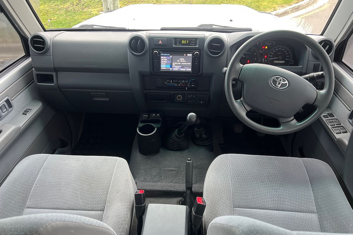 LC Military GXL 4.5L T Diesel Manual Dual Cab Chassis 7C71490 003