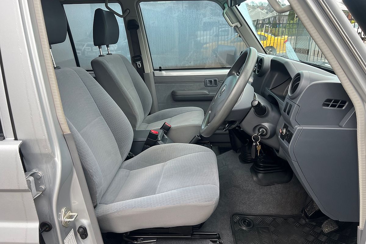 LC Military GXL 4.5L T Diesel Manual Dual Cab Chassis 7C71490 003