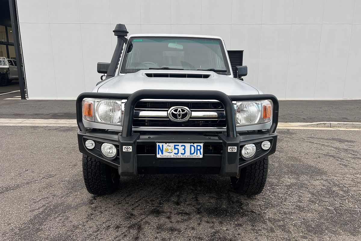 LC Military GXL 4.5L T Diesel Manual Dual Cab Chassis 7C71490 003
