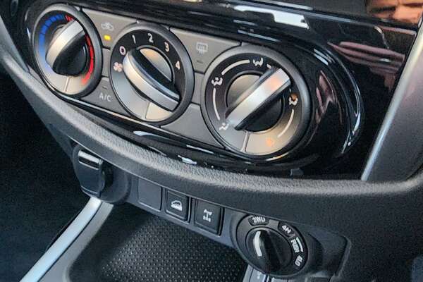 2023 Nissan Navara SL D23