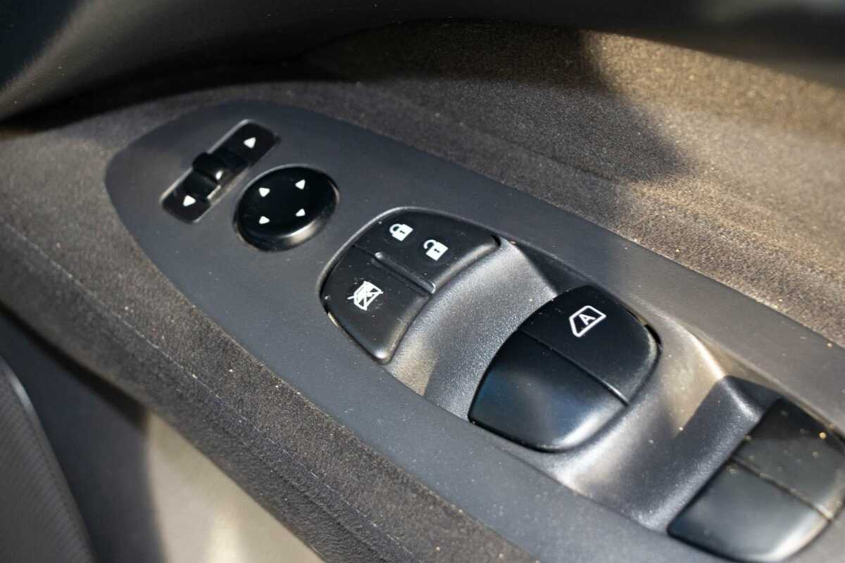 2015 Nissan Pathfinder ST R52