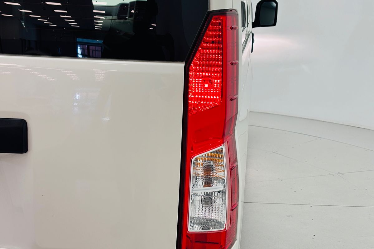 Hiace Van LWB 2.8L T Diesel Automatic 9617530 005