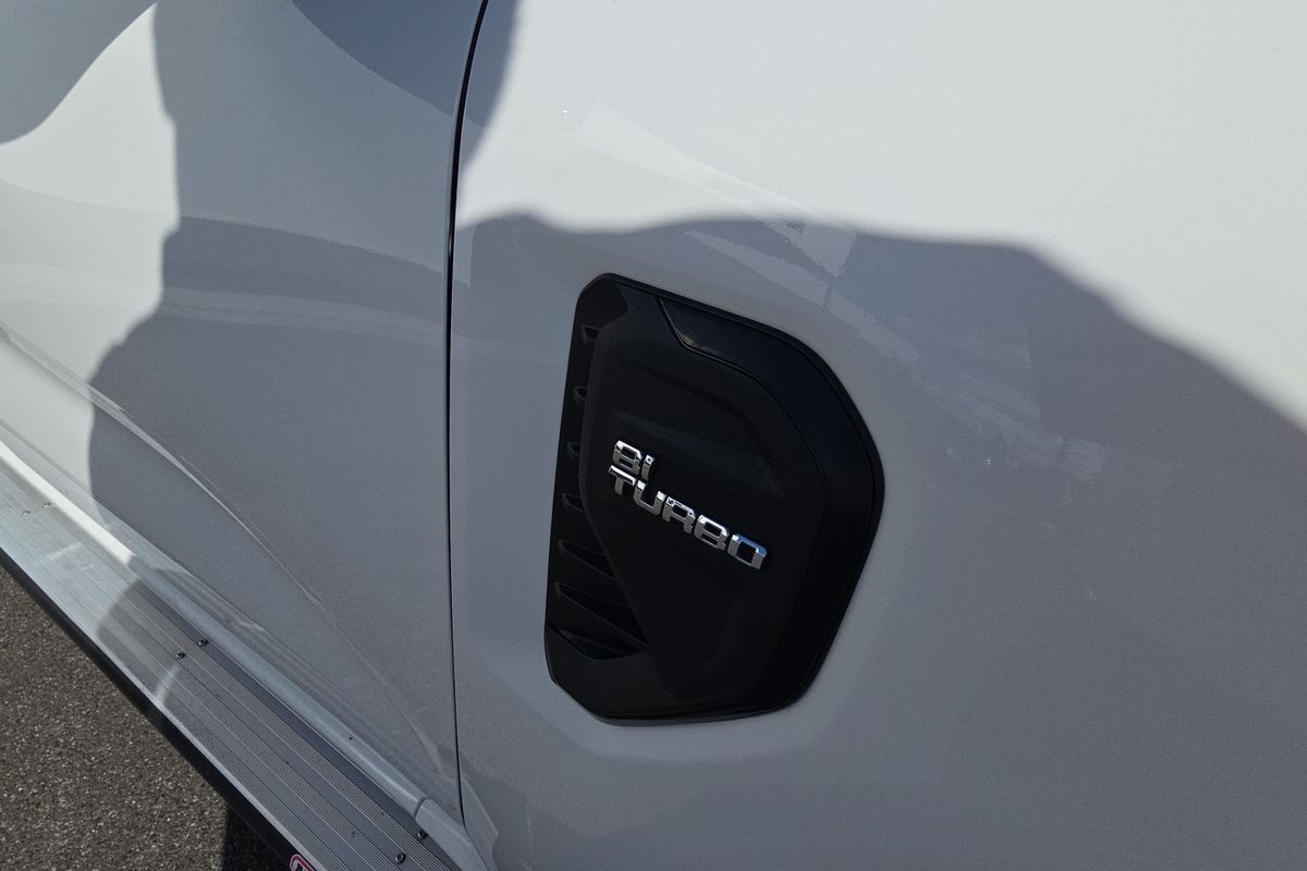 Ford 2022.00 DOUBLE CAB CHASSIS XL . 2.0L BiT DSL 10 SPD AUTO 4x4 .