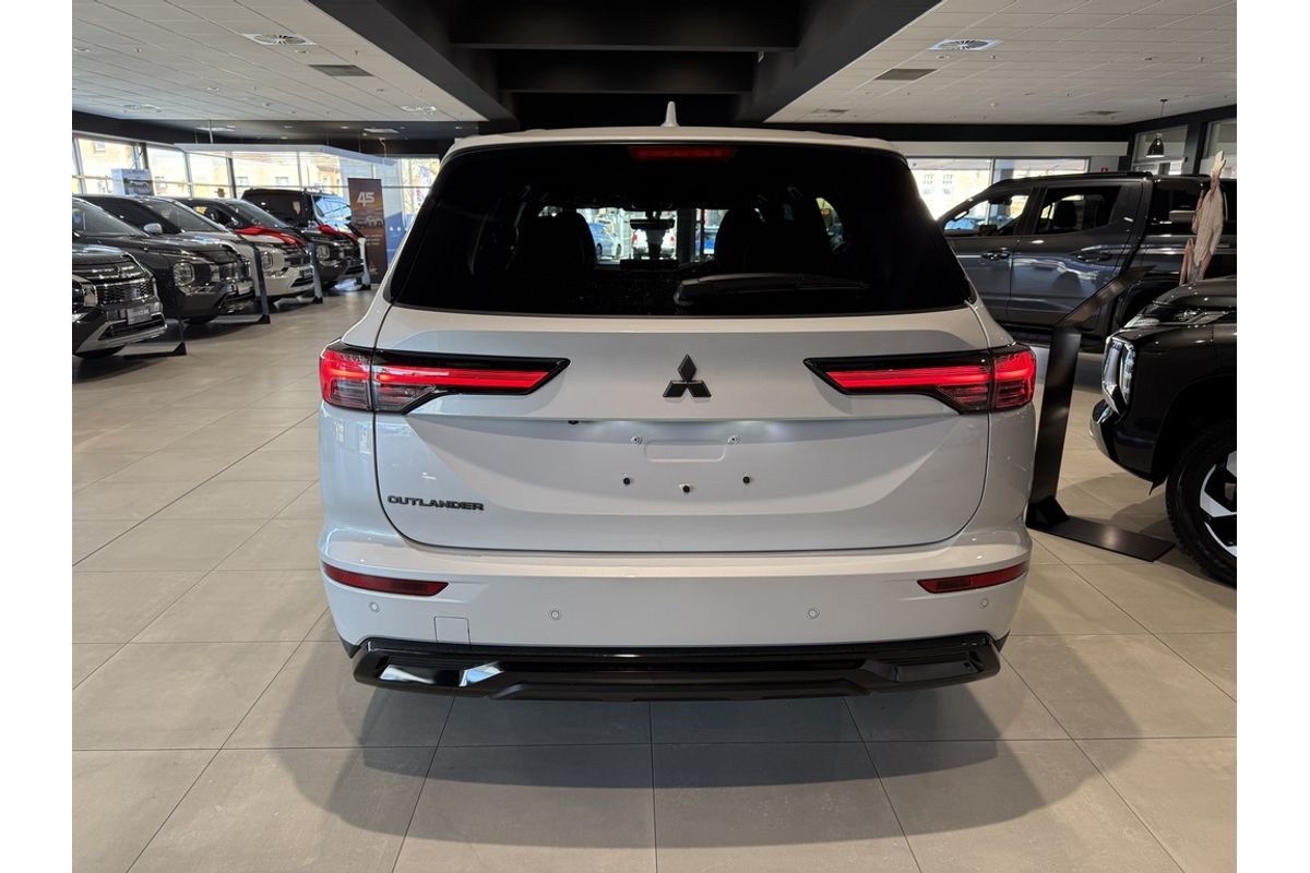 2026 Mitsubishi ZM Outlander LS BLACK 2.5L CVT 2WD 7ST