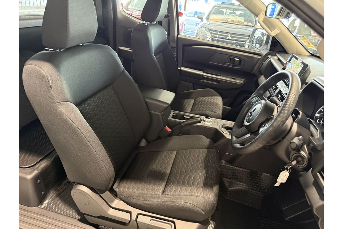 2026 Mitsubishi MV Triton GLX 2.4L D 6AT 4X4 CC CC