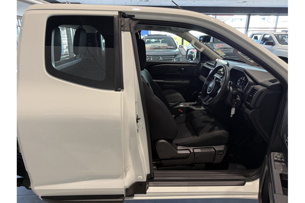 2026 Mitsubishi MV Triton GLX 2.4L D 6AT 4X4 CC CC