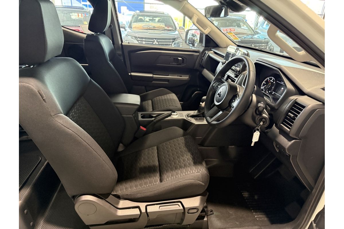 2026 Mitsubishi MV Triton GLX 2.4L D 6AT 4X4 CC CC