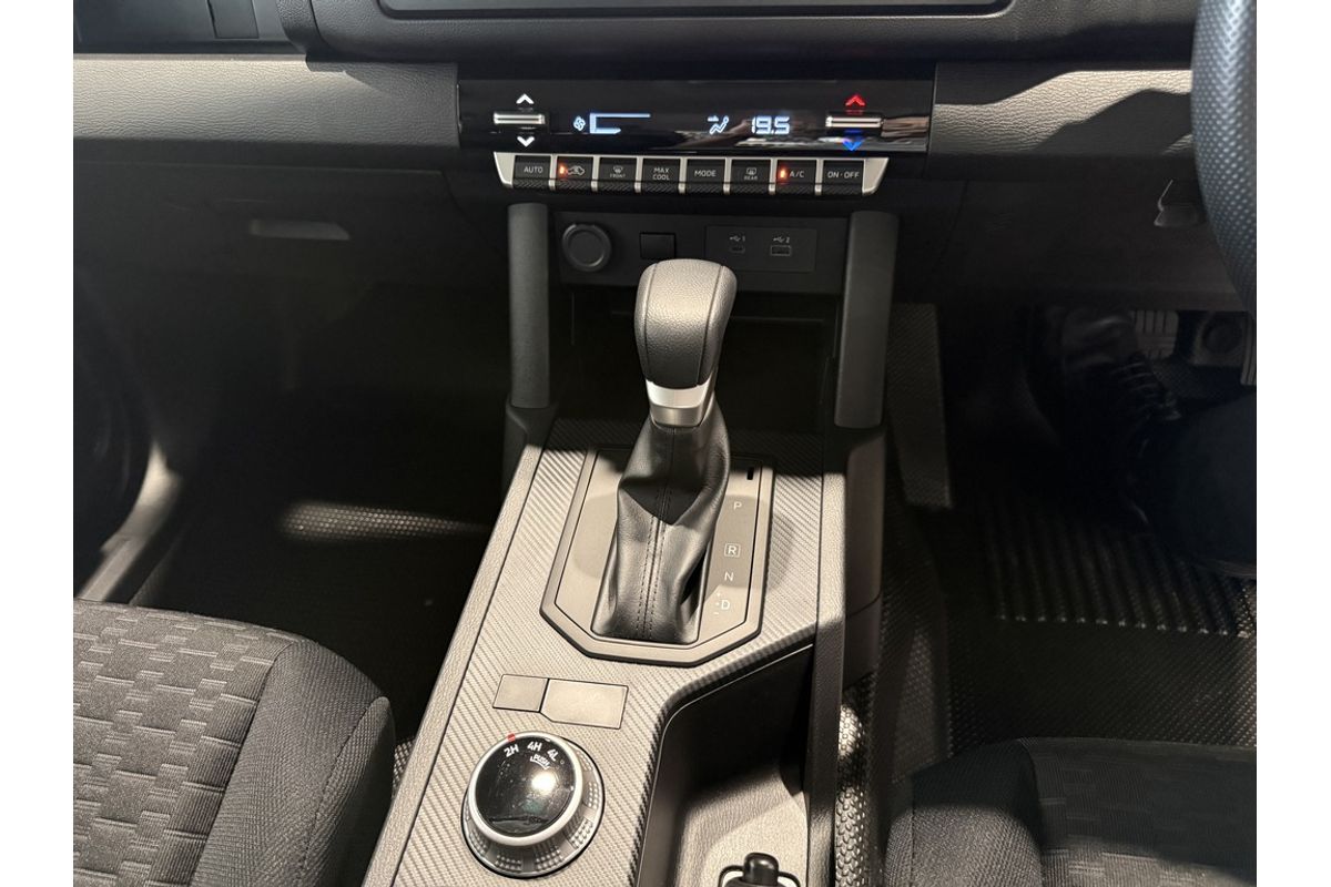 2026 Mitsubishi MV Triton GLX 2.4L D 6AT 4X4 CC CC