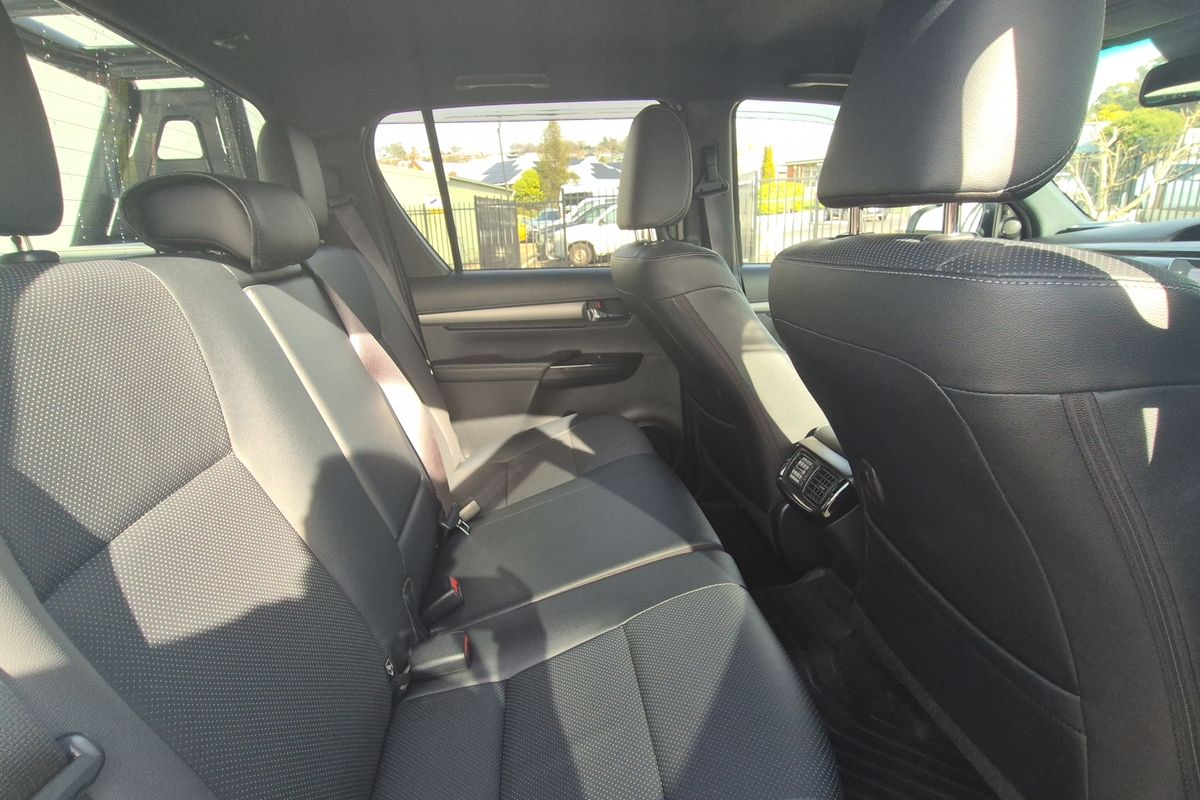 Hilux 4x4 Rugged X 2.8L T Diesel Automatic Double Cab 2U76940 001
