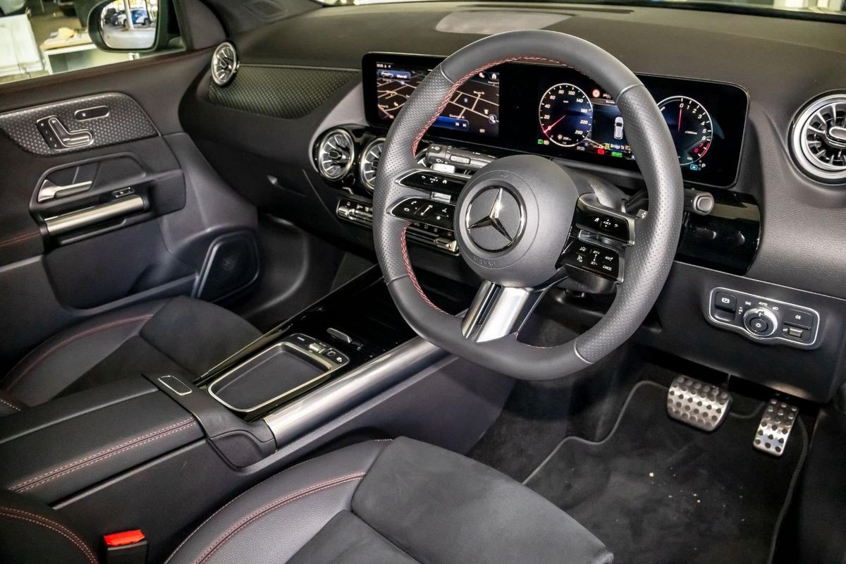 H247 806+056MY GLA250 e with E Q hy WAG SSD 8s
