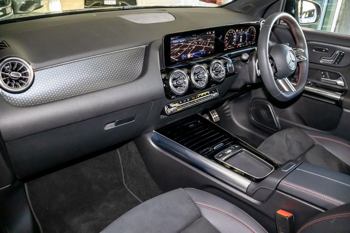 H247 806+056MY GLA250 e with E Q hy WAG SSD 8s