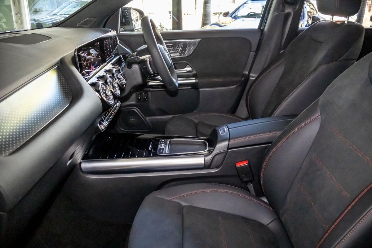 H247 806+056MY GLA250 e with E Q hy WAG SSD 8s