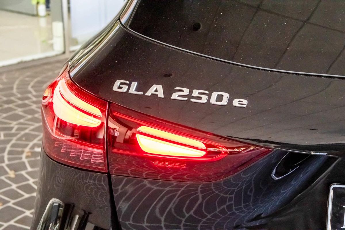 H247 806+056MY GLA250 e with E Q hy WAG SSD 8s