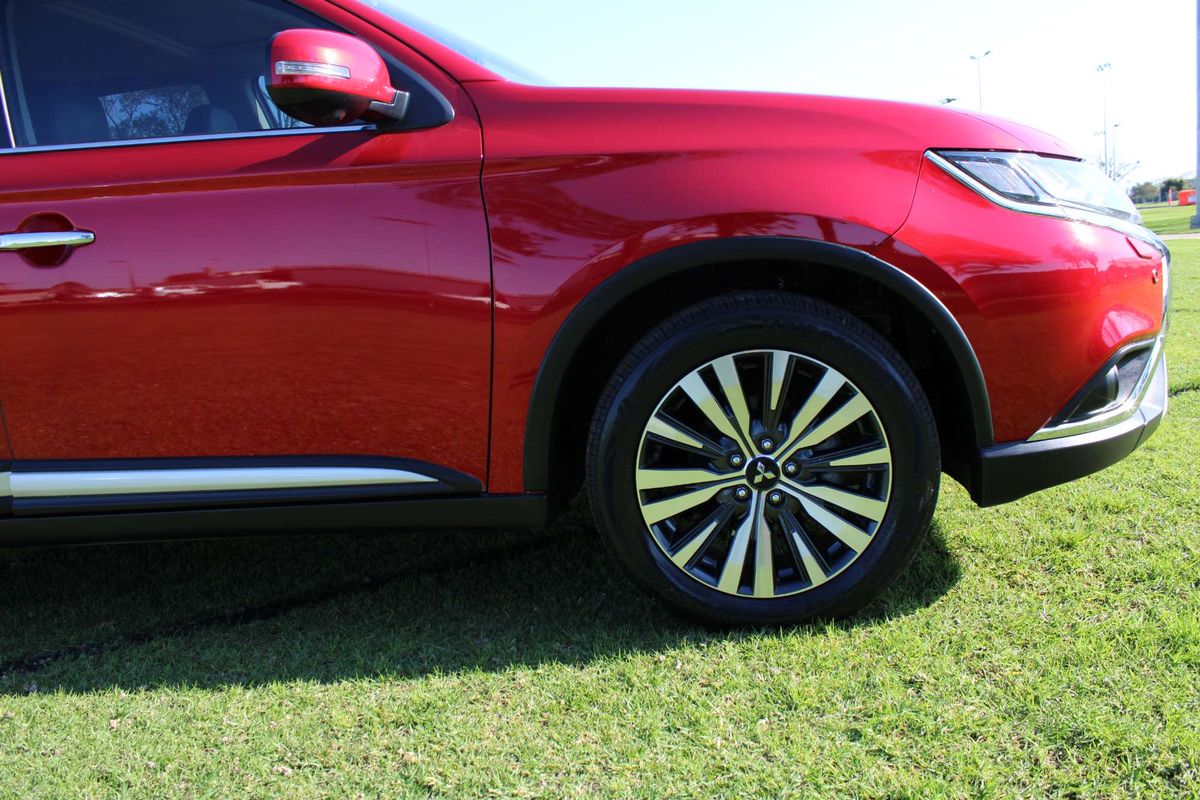 2019 MITSUBISHI OUTLANDER EXCEED 7 SEAT (AWD) CONTINUOUS VARIABLE 4D WAGON 4CYL 2019 MITSUBISHI OUTLANDER EXCEED 7 SEAT (AWD) CONTINUOUS VARIABLE 4D WAGON 4CYL