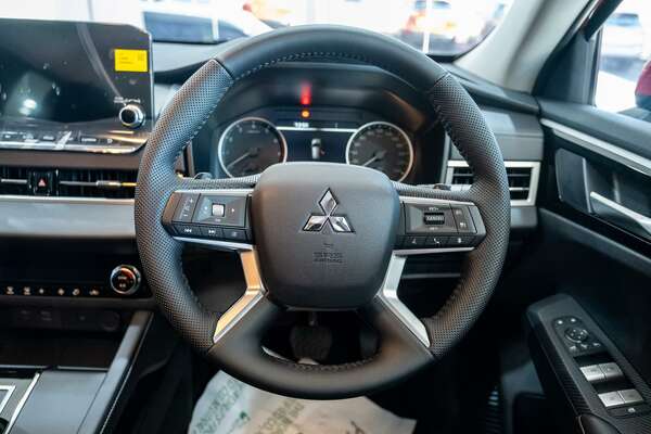 2023 Mitsubishi Outlander LS ZM