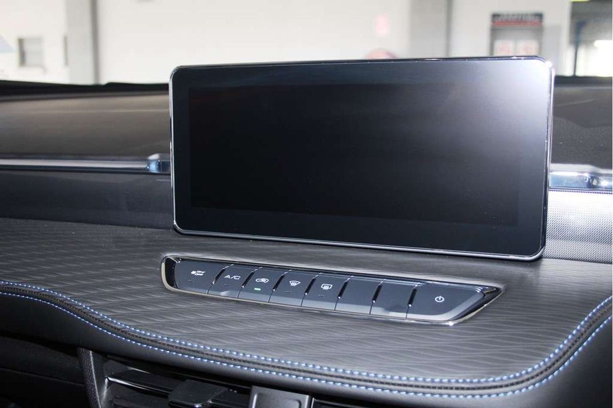Jolion Facelift Premium Petrol Auto 4x2