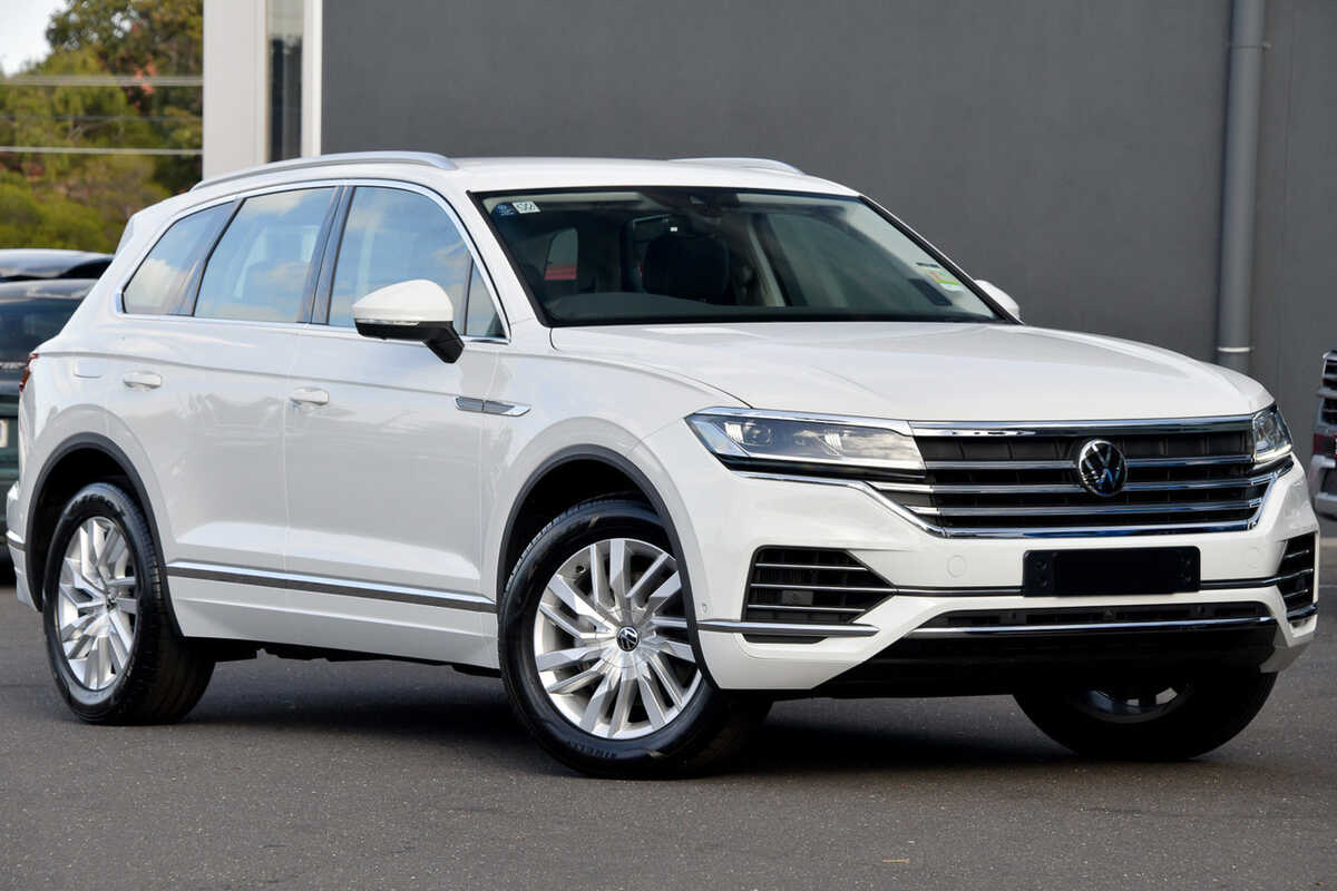 VW Touareg 2023 v8