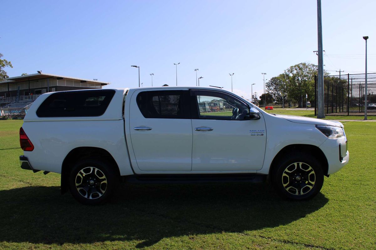 Hilux 4x4 SR5 2.8L T Diesel Automatic Double Cab 2L70350 001