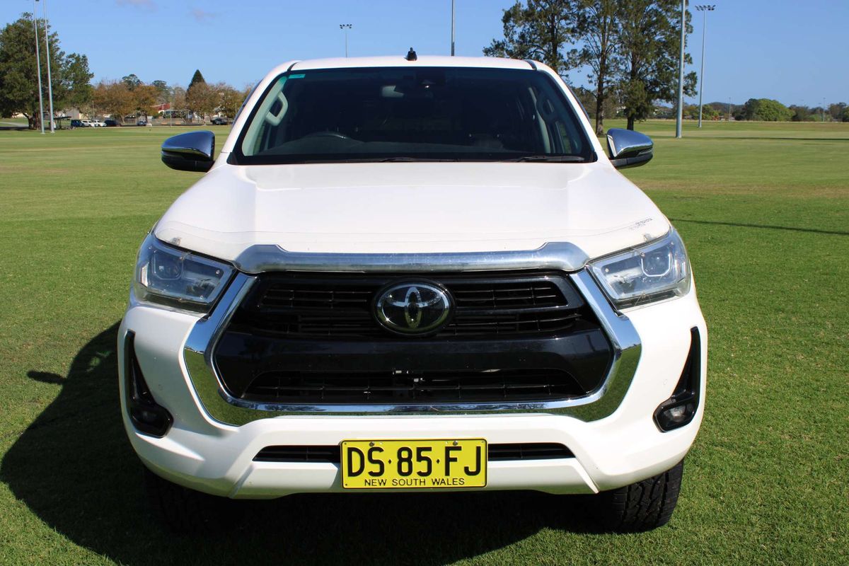 Hilux 4x4 SR5 2.8L T Diesel Automatic Double Cab 2L70350 001