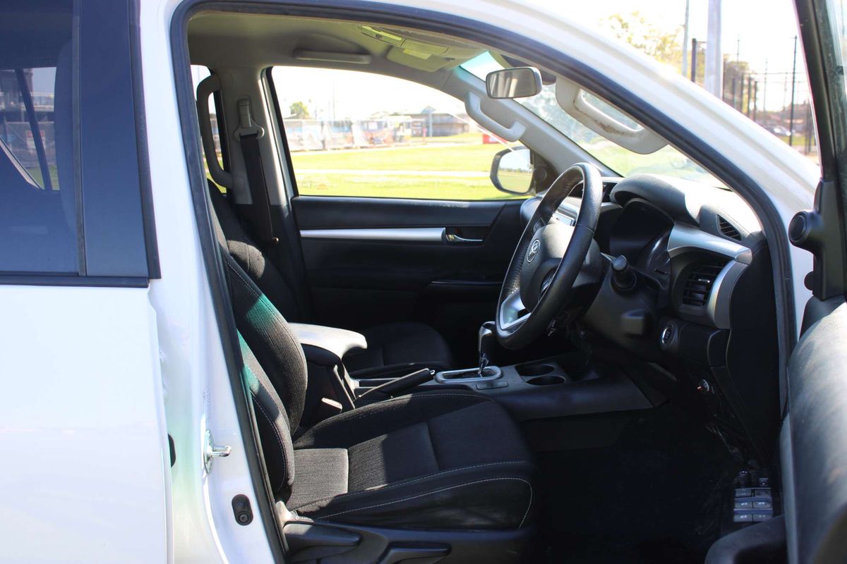 Hilux 4x4 SR5 2.8L T Diesel Automatic Double Cab 2L70350 001