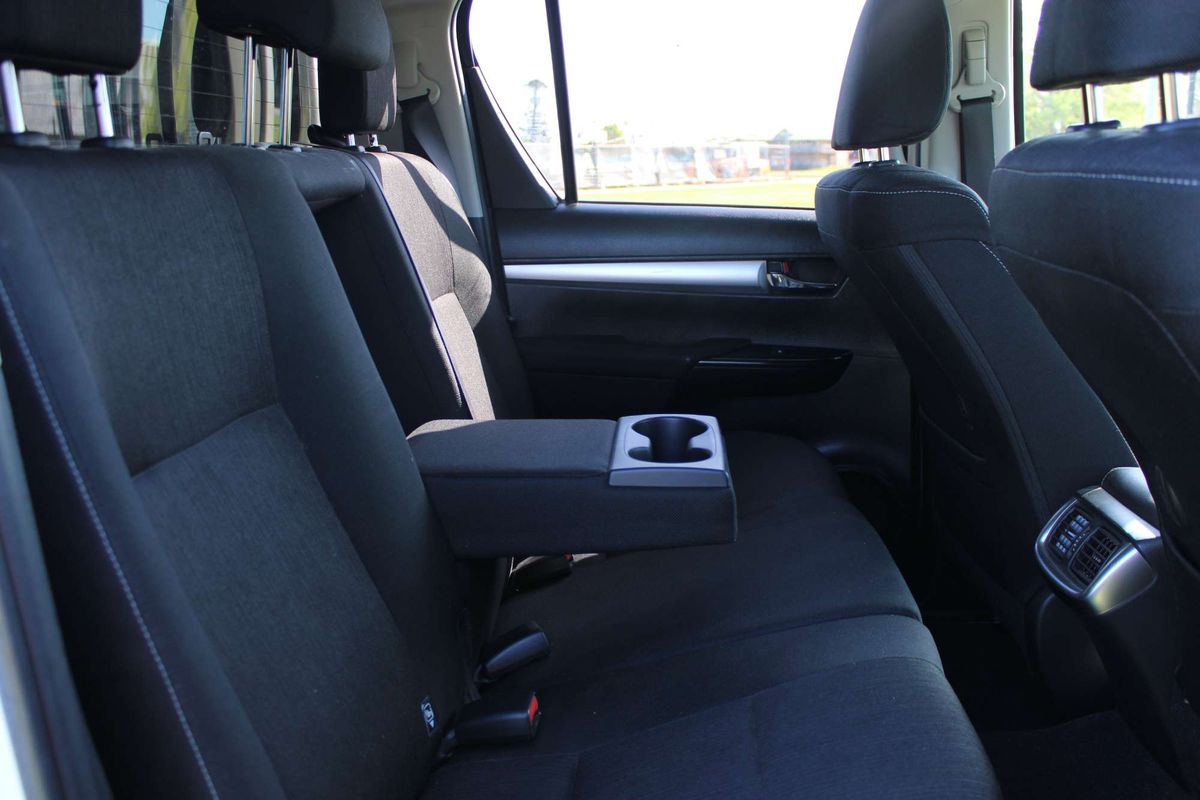 Hilux 4x4 SR5 2.8L T Diesel Automatic Double Cab 2L70350 001