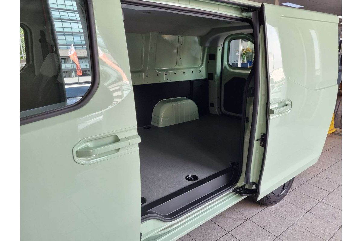 Super Van 5m, SWB, FWD, 83kWh, H1980, 3 seats