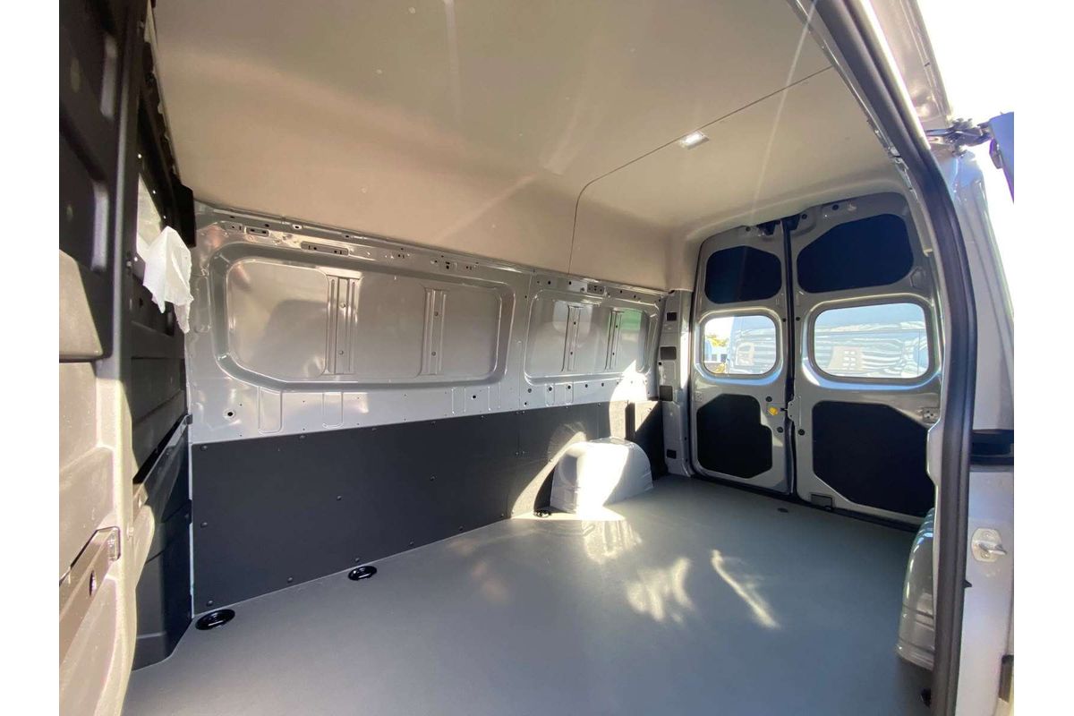 Super Van 5.5m, LWB, FWD, 83kWh, H25003, 3 seats