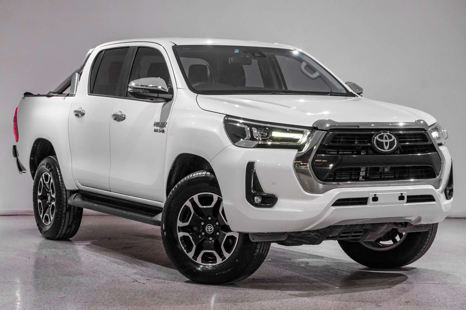 2023 Toyota Hilux SR5