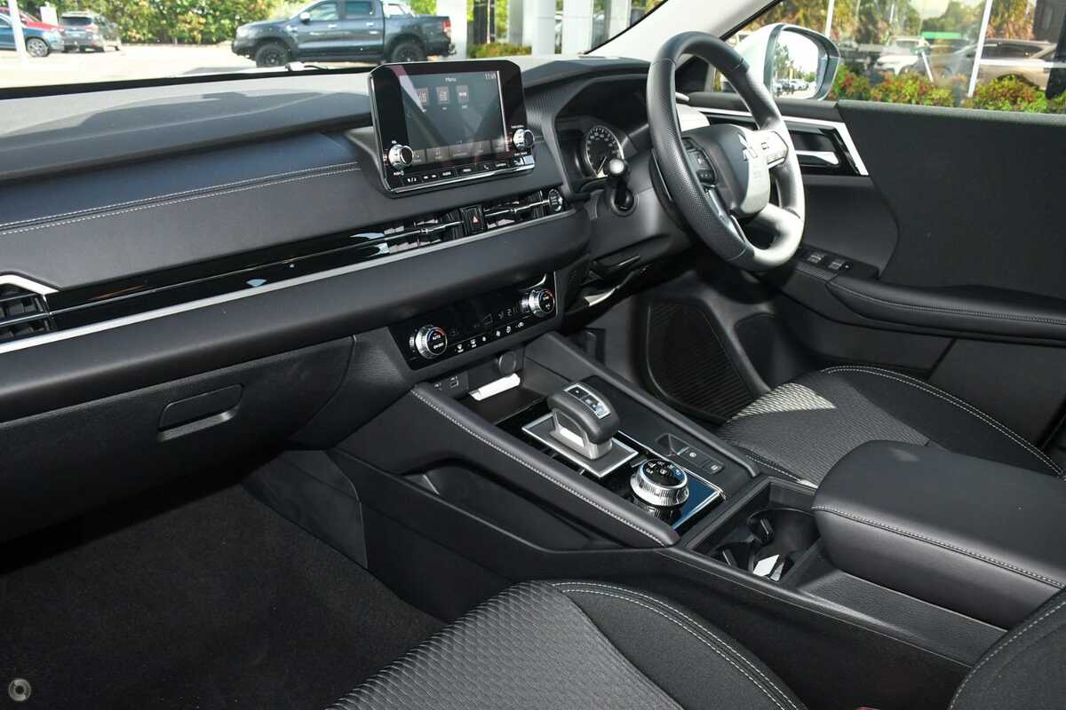 2023 Mitsubishi Outlander ES ZM