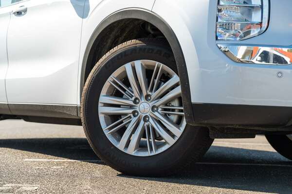 2023 Mitsubishi Outlander ES ZM