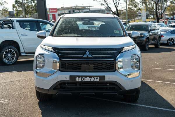 2023 Mitsubishi Outlander ES ZM