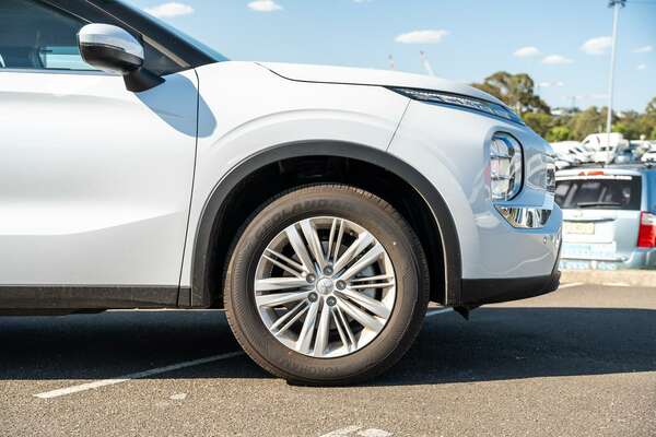 2023 Mitsubishi Outlander ES ZM