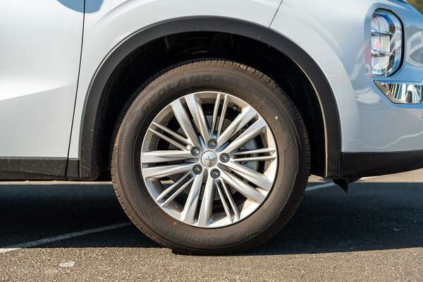 2023 Mitsubishi Outlander ES ZM