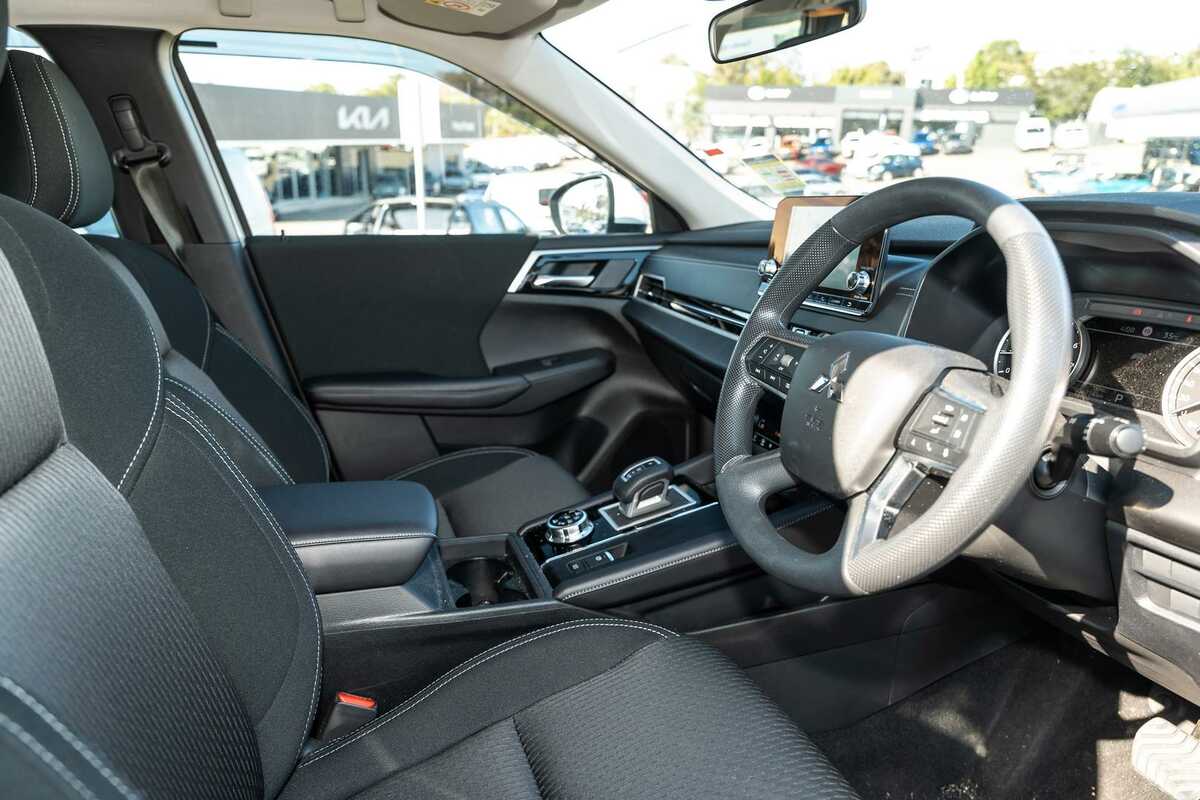 2023 Mitsubishi Outlander ES ZM