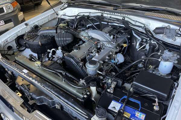2006 Toyota Landcruiser 4D  HZJ105R
