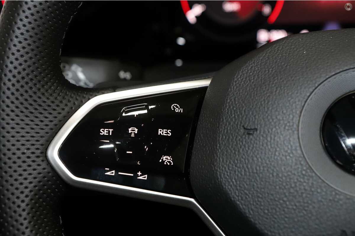 2023 Volkswagen Golf 110TSI R-Line 8