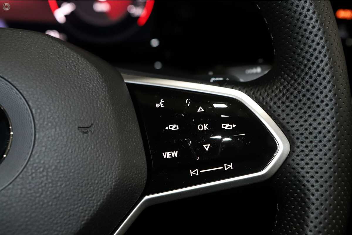 2023 Volkswagen Golf 110TSI R-Line 8