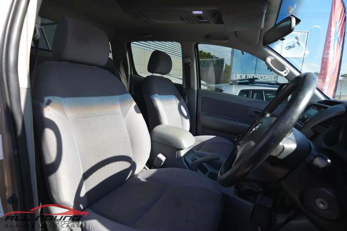 2005 Toyota HILUX SR5 (4x4) GGN25R